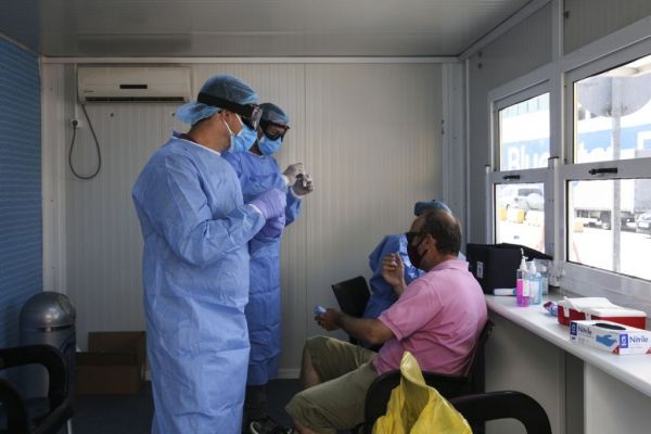 Κοροναϊός : Σε μόνιμη βάση στο λιμάνι του Πειραιά το κλιμάκιο του ΙΣΑ