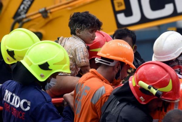 Συγκινητικές εικόνες : Ανέσυραν ζωντανό παιδάκι 4 ετών από τα συντρίμμια του κτιρίου στην Ινδία
