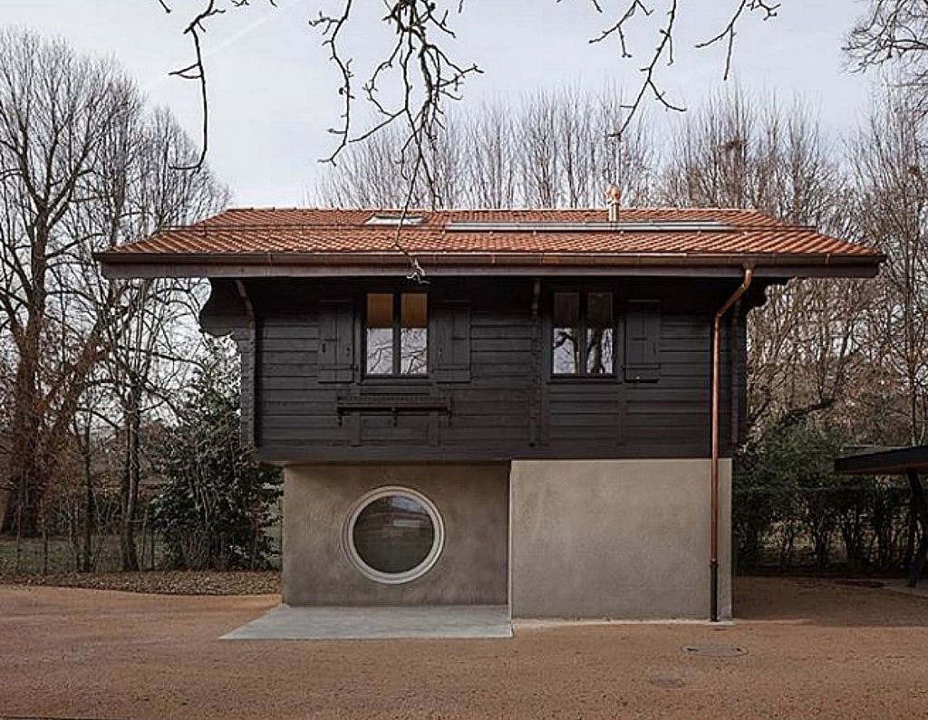 Ένα απλό γκαράζ μεταμορφώνεται σε μινιμαλιστικό σαλέ