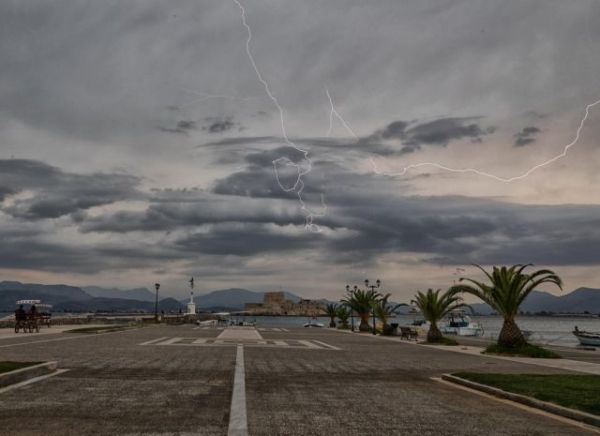 Καταιγίδες και κεραυνούς φέρνει η «Θάλεια» – Προβλήματα στη Μακεδονία