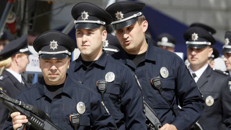 Συναγερμός στο Κίεβο: Άνδρας απειλεί να ανατινάξει τράπεζα εμπορικού κέντρου