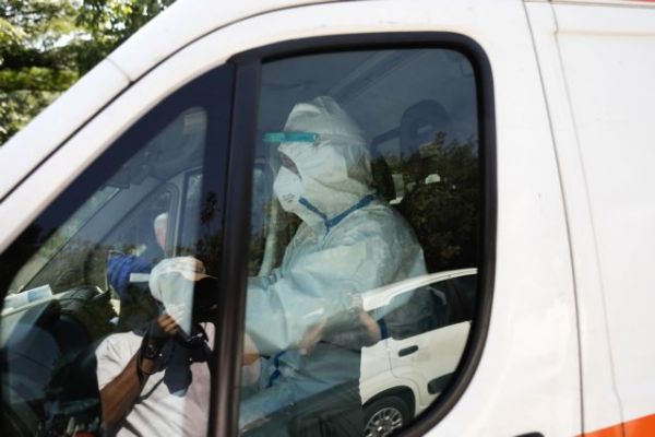 Κοροναϊός: Μία ανάσα πριν το δεύτερο κύμα λένε οι ειδικοί – Νέα μέτρα στο τραπέζι μετά το ρεκόρ κρουσμάτων