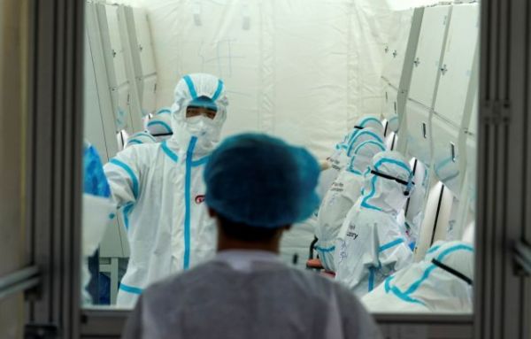 Κοροναϊός: Ασυμπτωματικοί ασθενείς μπορεί να μεταδίδουν τον ιό και χωρίς φυσική επαφή