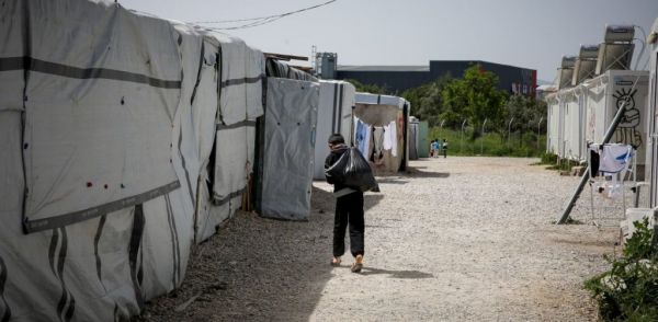 Καραντίνα σε κέντρα μεταναστών στον Εβρο και τη Δράμα – Υποχρεωτική η μάσκα σε όλες τις δομές