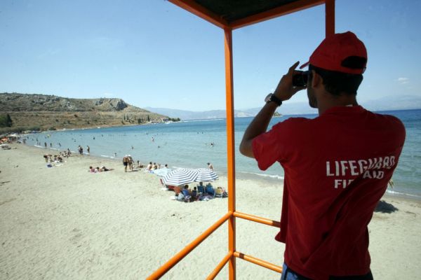 Ναυαγοσώστες έσωσαν από πνιγμό δύο τουρίστες σε θαλάσσιες περιοχές της Κρήτης