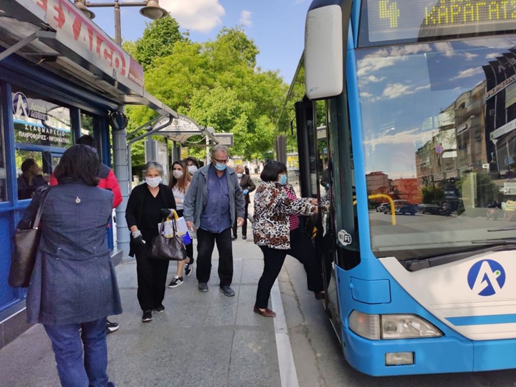 Κοροναϊός : Ασφυκτικά γεμάτα τα λεωφορεία
