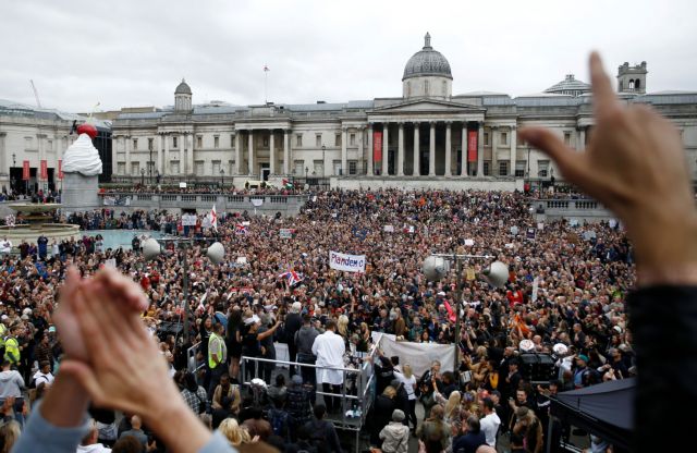 Χαμός στο Λονδίνο σε συγκέντρωση αρνητών του κοροναϊού - Απίστευτες εικόνες