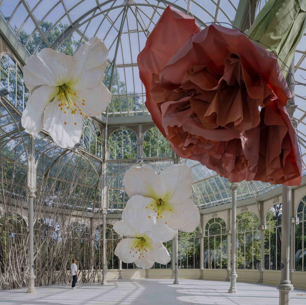 Σαν σε παραμύθι: Μουσείο στη Μαδρίτη γέμισε με γιγαντιαία λουλούδια