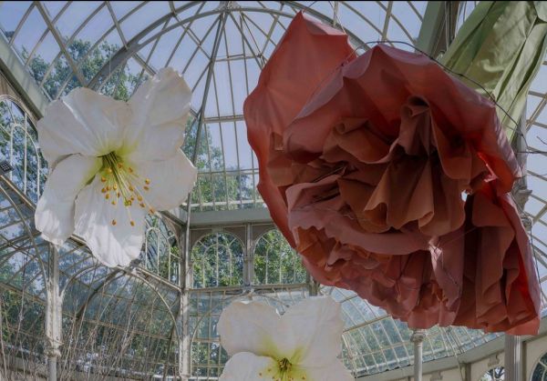 Σαν σε παραμύθι: Μουσείο στη Μαδρίτη γέμισε με γιγαντιαία λουλούδια