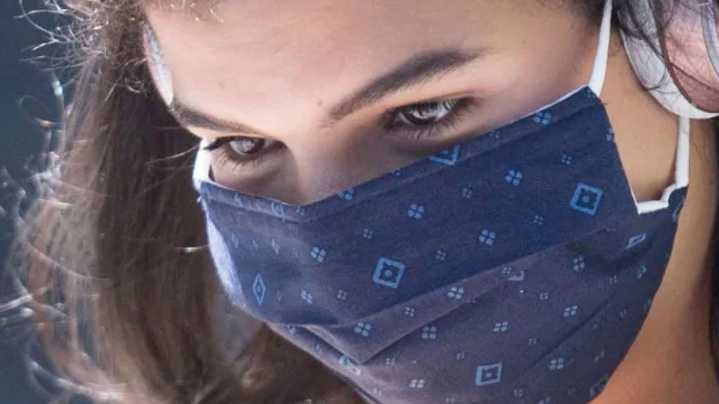 Κοροναϊός : Μαντίλια, κουκούλες και «κολάρα» λαιμού δεν προστατεύουν όσο οι μάσκες