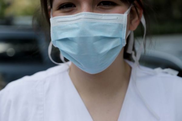 Κοροναϊός : Μικρή προστασία παρέχουν διάφορα ρούχα που χρησιμοποιούνται ως μάσκες
