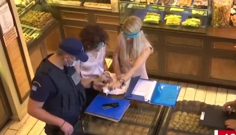 Απίστευτο κι όμως ελληνικό: Κάνουν ελέγχους φορώντας τις λάθος μάσκες