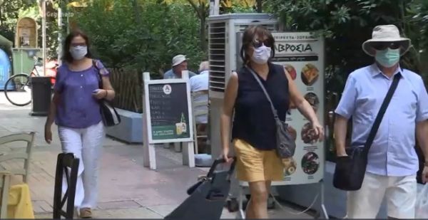 Μάσκα ακόμη και σε εξωτερικούς χώρους φορούν οι Αθηναίοι υπό το φόβο του κοροναϊού
