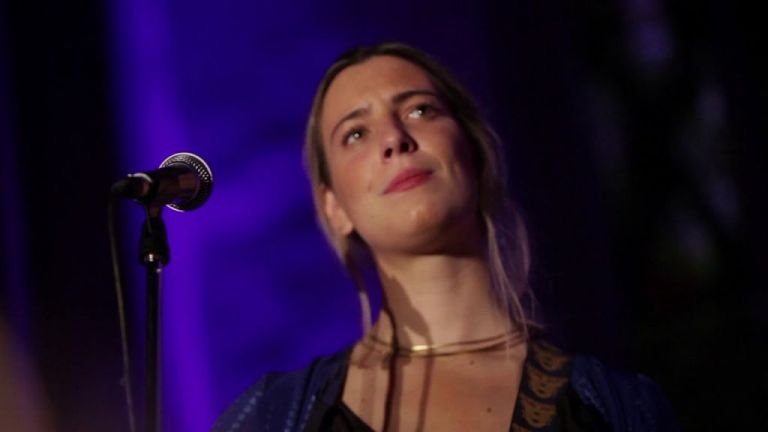 Ξέρατε ότι η κόρη νέου υπουργού της κυβέρνησης είναι εξαιρετική τραγουδίστρια;