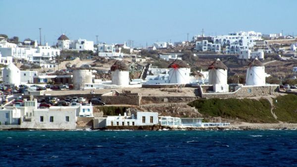 Αναστολή ενός έτους για τις οικοδομικές άδειες καταλυμάτων σε Μύκονο και Σαντορίνη