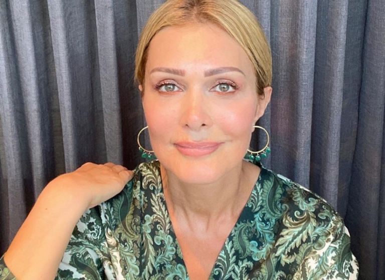 Νατάσα Θεοδωρίδου : Ποζάρει μπροστά από πίνακα της κόρης της