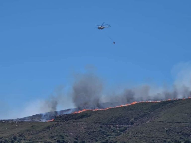 Μεγάλη φωτιά στη Νάξο – Εκκενώθηκε προληπτικά οικισμός