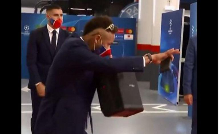 Ακουστικά, φορητό ηχείο και χορός από τον Νεϊμάρ στην άφιξη