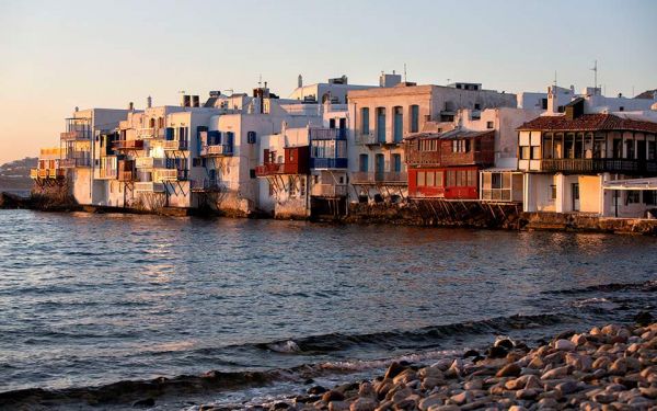 Μύκονος : Μαγαζιά κατεβάζουν ρολά μετά τα νέα μέτρα για τον κοροναϊό