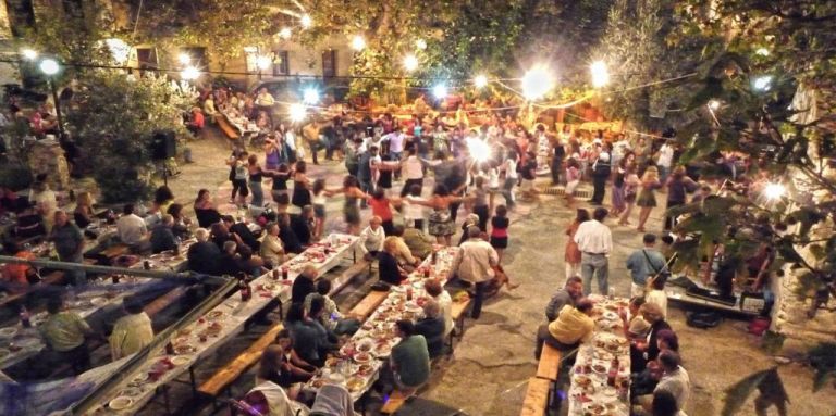 Κοροναϊός: Πανηγύρια παρά την έξαρση κρουσμάτων – Τα δύο επικρατέστερα μέτρα ενόψει Δεκαπενταύγουστου