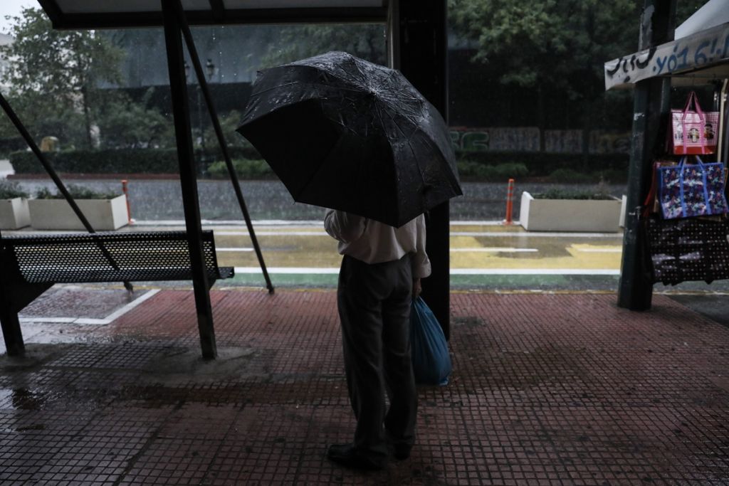 Καιρός: Πού αναμένονται την Κυριακή βροχές και καταιγίδες