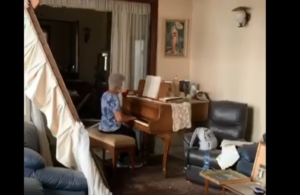 Βηρυτός : Πράξη αντίστασης στον θάνατο –  Ηλικιωμένη παίζει πιάνο στα χαλάσματα