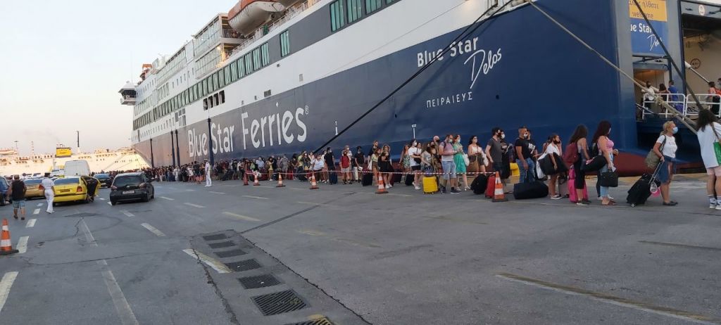 Ουρές στο λιμάνι του Πειραιά - Μάσκες και αποστάσεις εντός και εκτός πλοίου