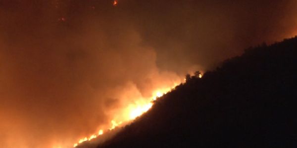 Συναγερμός από μεγάλη δασική πυρκαγιά κοντά σε οικισμό στο Μονοκάμπι Ικαρίας