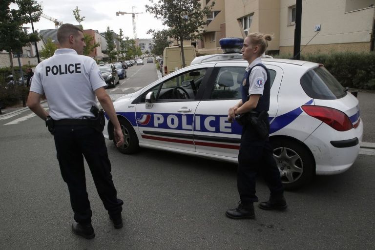 «Γονείς» :  Εδειραν άγρια και κούρεψαν βόσνια μουσουλμάνα γιατί ήθελε να παντρευτεί σέρβο χριστιανό