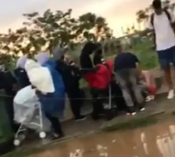 Ντροπή: Άφησαν τους πρόσφυγες να περιμένουν στη βροχή έξω από Υπηρεσία Ασύλου