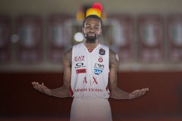 Πάντερ : Δίνει τη δική του… νότα στην Αρμάνι