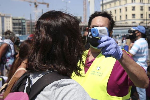 «Τρέχουν» για τεστ νέοι που επιστρέφουν από διακοπές –  Τι δείχνει το ποσοστό των κρουσμάτων