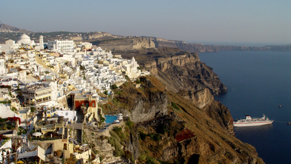 Με τα φώτα νυσταγμένα και βαριά