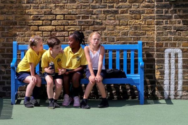 Βρετανία: Μόνο τη βέργα δεν έβγαλαν στα σχολεία – Αποβολές για φτέρνισμα και… κορονο-αστεία