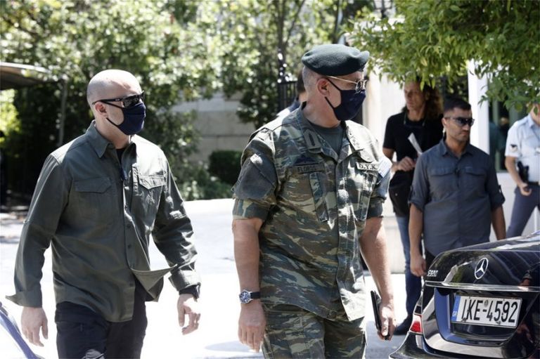 ΚΥΣΕΑ: Με στολή παραλλαγής πήγε στο Μαξίμου ο αρχηγός ΓΕΕΘΑ