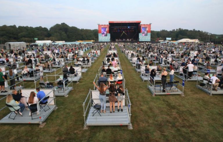 Πρωτόγνωρες εικόνες: Συναυλία με social distancing στην εποχή του κοροναϊού