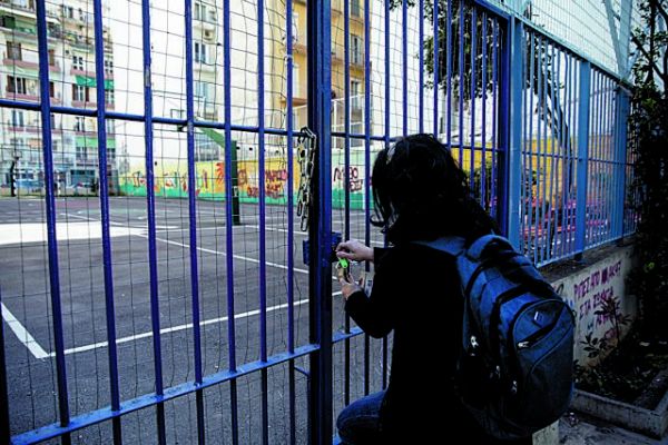 Κοροναϊός : Προβληματισμός για το πρώτο κουδούνι στα σχολεία – «Να ανοίξουν σε πρότυπα Μαΐου»