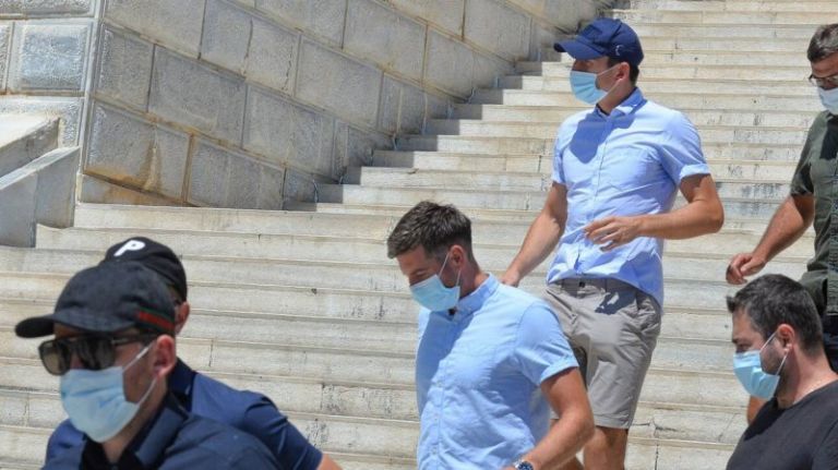 Μαγκουάιρ σε αστυνομικούς : Ξέρετε ποιος είμαι εγώ; Θα σας προσφέρω χρήματα για να φύγουμε