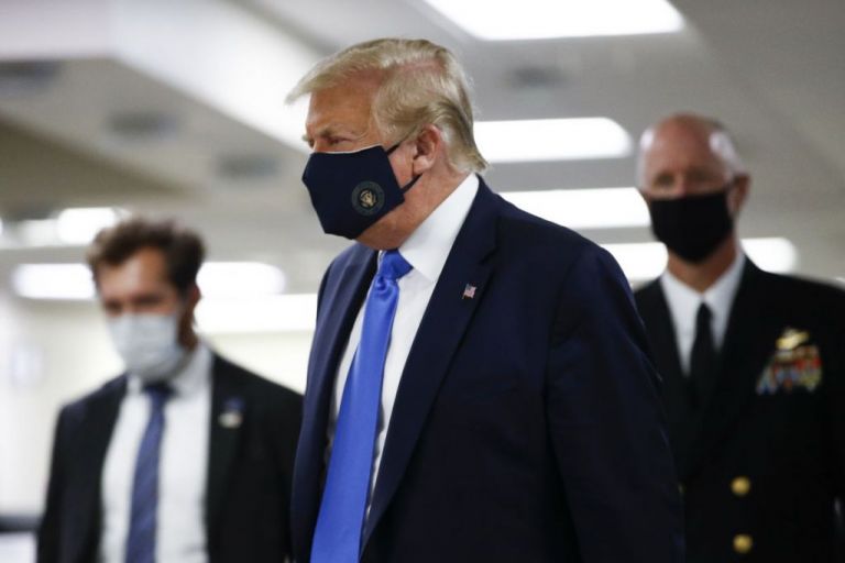 Στο νοσοκομείο ο Τραμπ με μάσκα για να δει τον σοβαρά άρρωστο αδελφό του