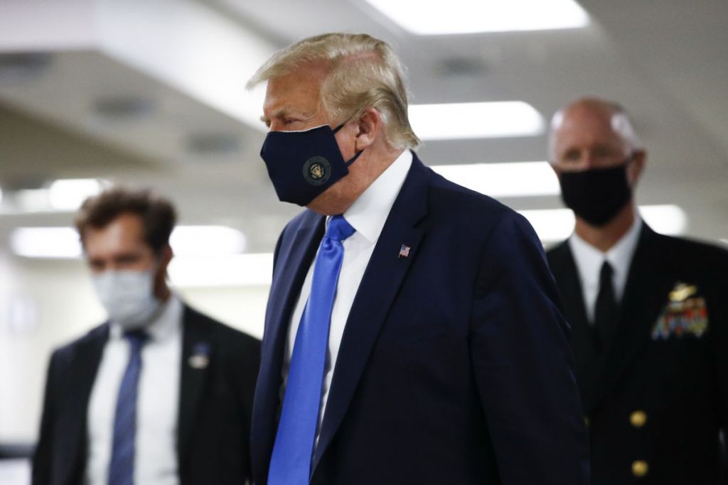 Στο νοσοκομείο ο Τραμπ με μάσκα για να δει τον σοβαρά άρρωστο αδελφό του