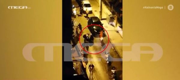 Αποκλειστικό MEGA: Καρέ – καρέ η σύλληψη του δράστη με τσεκούρι στην Καλλιθέα