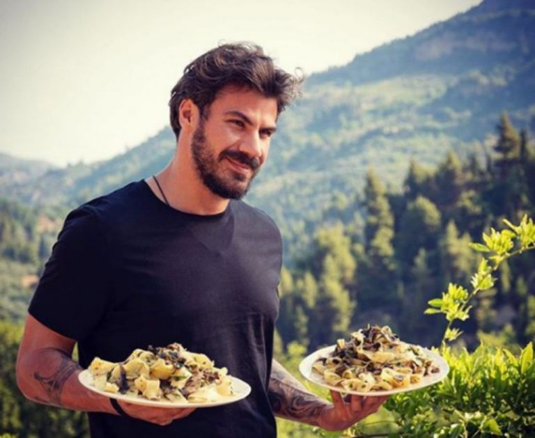 Άκης Πετρετζίκης: Φωτογραφίζεται στην κορυφή του Όλυμπου με τους φίλους του