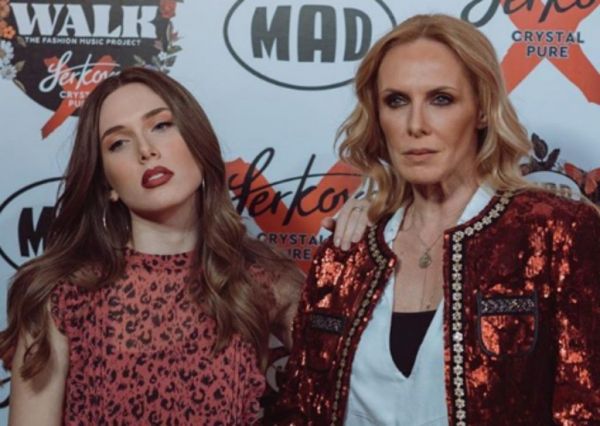 Εβελίνα Παπούλια – Αφροδίτη Λιάντου: Μητέρα και κόρη ποζάρουν με μαγιό στις διακοπές τους