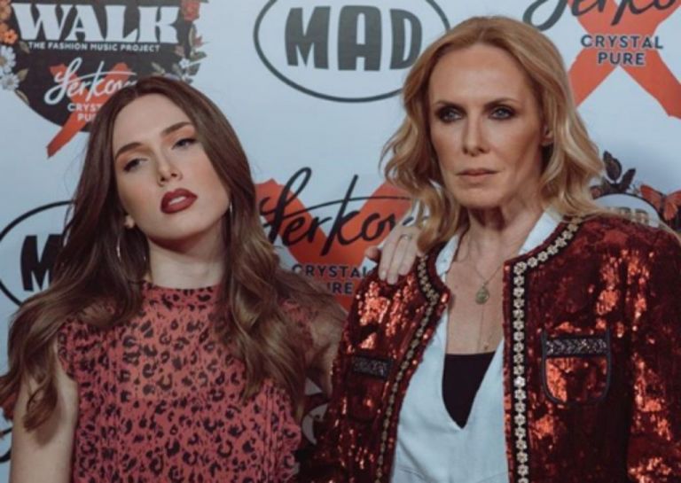 Εβελίνα Παπούλια – Αφροδίτη Λιάντου: Μητέρα και κόρη ποζάρουν με μαγιό στις διακοπές τους