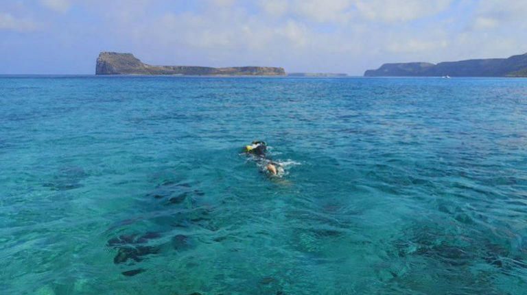 Τον κόλπο της Κισσάμου διασχίζει κολυμπώντας 45χρονος – Συγκεντρώνει χρήματα για ειδικό σχολείο