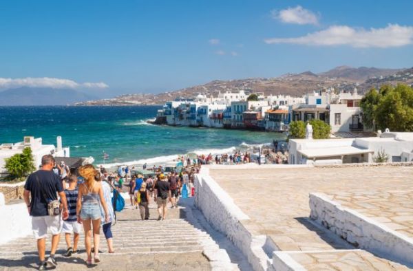 «Φοράτε υποχρεωτικά μάσκες»: Το μήνυμα του 112 σε όσους βρίσκονται σε Μύκονο και Χαλκιδική