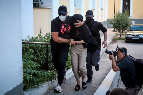 Επίθεση με βιτριόλι: Βρέθηκαν ίχνη καυστικού υγρού στην καπαρντίνα της 35χρονης