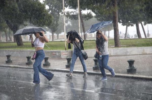 Καιρός: Ισχυρά καιρικά φαινόμενα στην Αττική το μεσημέρι – Βελτίωση από Κυριακή