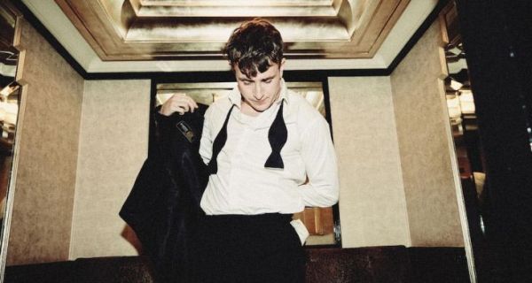 Rolling Stones: O Πολ Μεσκάλ τριγυρνάει στο Claridge’s στο βίντεο κλιπ του «Scarlet»