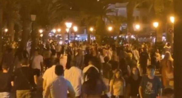 Κοροναϊός: Απίστευτος συνωστισμός σε Ρέθυμνο και Χανιά μετά τα μεσάνυχτα